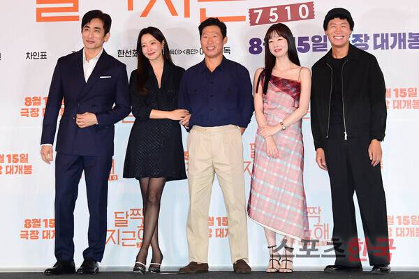 영화 '달짝지근해:7510' 언론시사회에 참석한 차인표, 김희선, 유해진, 한선화, 진선규.&nbsp; ⓒ이혜영 기자 lhy@hankooki.com