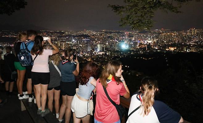 2023 새만금 세계스카우트잼버리에서 조기 퇴영한 영국 스카우트 대표단이 6일 오후 서울 용산구 남산을 찾아 야경을 관람하고 있다. /연합뉴스