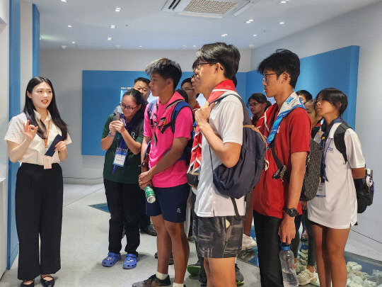 7일 오전 10시 싱가포르 잼버리 대표단이 한국수자원공사 지하수 전시체험장에서 지하수 개발과정에 대해 알아가고 있다. 사진=이태희 기자