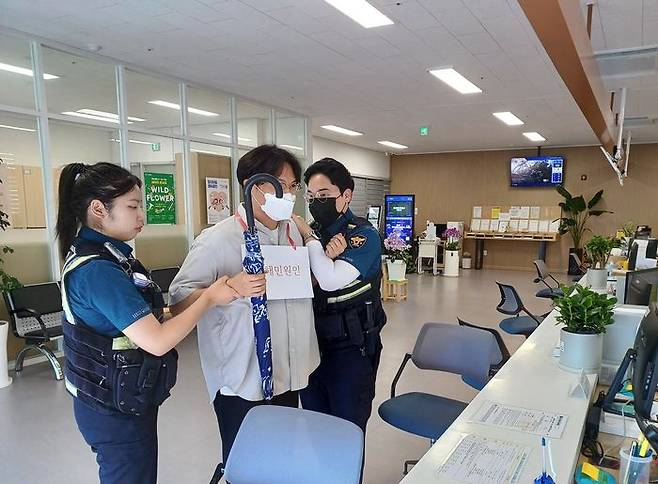 광주시 오포2동이 오포동부파출소와 합동으로 민원인의 폭언·폭행 등의 특이민원 발생 비상 상황을 대비, 하반기 모의훈련을 실시했다.ⓒ광주시