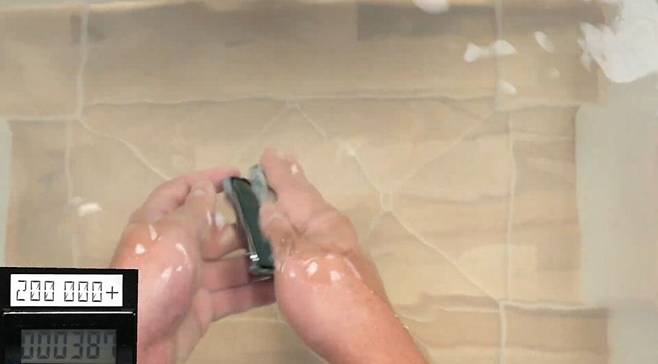 "제발 좀 고장나" 갤럭시Z플립5, 26만번 접어도