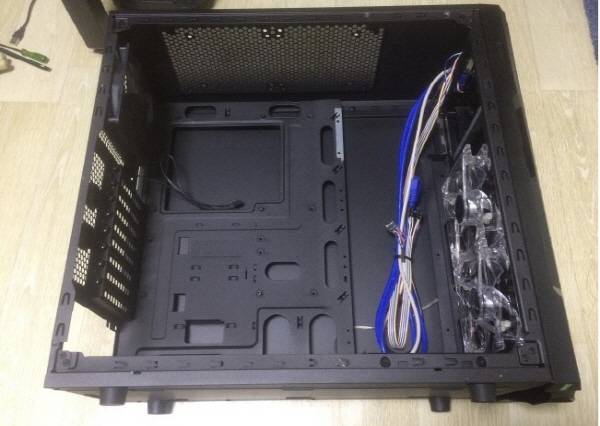 모델1 기판이 크기 때문에 메인PCB가 들어갈 정도로 큰 PC 케이스를 구한 후 각종 트레이를 제거한다