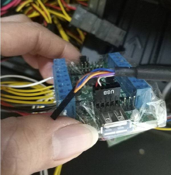 본체 USB 포트에 컨트롤러를 연결할 수 있게 컨버터를 연결해서 배선해주었다