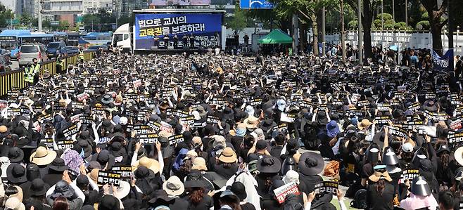 5일 서울 광화문에서 열린 교사와 학생을 위한 교육권 확보를 위한 집회에서 참가자들이 손팻말을 들고 구호를 외치고 있다. 연합뉴스