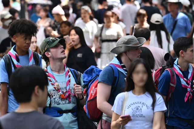 7일 서울 중구 명동 거리에서 조기 퇴영한 영국 잼버리 대원들이 쇼핑을 하고 있다. 최주연 기자