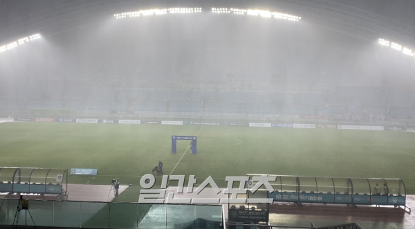 안산 그리너스와 충북청주FC의 경기가 폭우와 낙뢰 탓에 지연됐다.(사진=김희웅 기자)