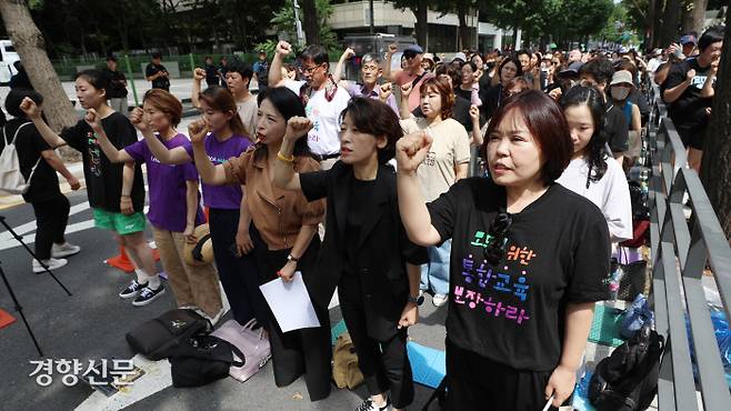 “모두를 위한 통합교육 보장하라” 전국장애인부모연대와 전국특수교사노동조합 등 장애·학부모·교육단체 회원들이 7일 정부서울청사 앞에서 교육부를 규탄하는 구호를 외치고 있다. 이들은 최근 벌어진 주호민 작가의 장애 아들과 관련된 논란 이후 교육부가 자폐혐오를 방치하고, 교사와 학부모에게 책임을 전가하고 있다고 주장했다. 권도현 기자 lightroad@kyunghyang.com