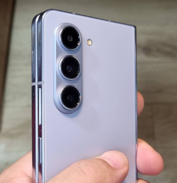 갤럭시 폴드 5를 접고 후면 카메라를 촬영했다. 정옥재 기자