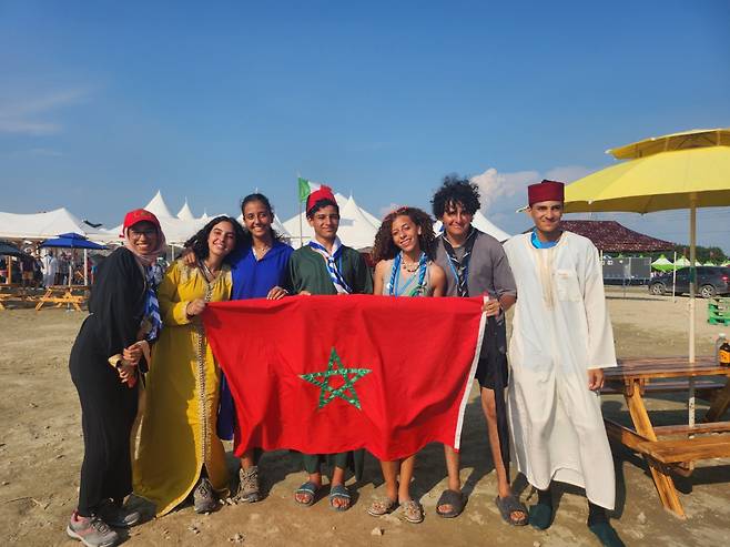 Lina Mestari (third from left), a 17-year-old Scout from Morocco, poses for a picture with her fellow Scout members, Sunday. (Lee Jung-youn/The Korea Herald)