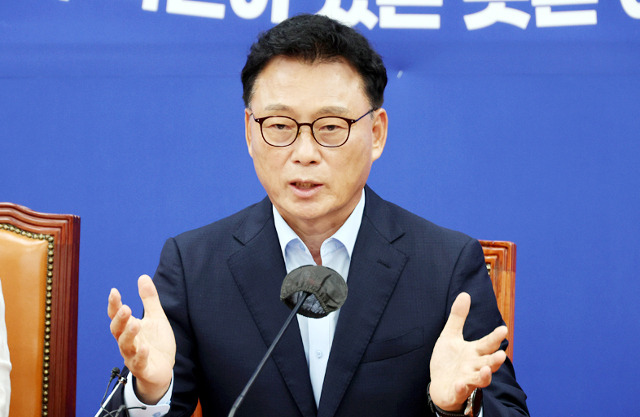 박광온 더불어민주당 원내대표가 6일 국회에서 열린 취임 100일 기자간담회에서 발언하고 있다. 박 원내대표는  ‘2021년 전당대회 돈봉투 의혹’과 관련해 “낮은 자세로 원칙과 상식대로 대응해 나가겠다”면서 “내로남불과 온정주의로 국민과 멀어지는 실수를 반복하지 않겠다”고 강조했다. 연합뉴스