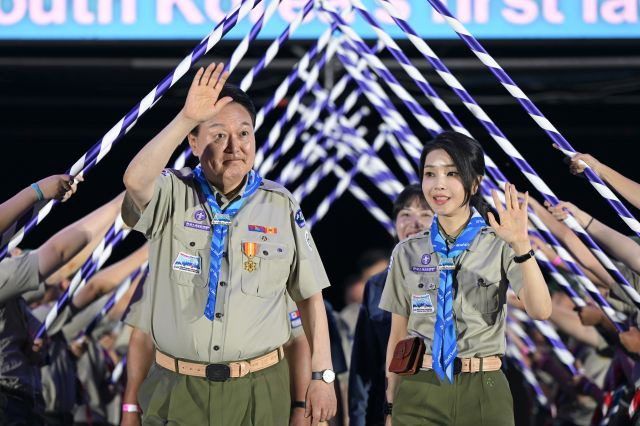 윤석열 대통령과 김건희 여사가 지난 2일 오후 전북 부안 새만금 부지에서 열린 '2023 새만금 제25회 세계스카우트잼버리' 개영식에서 스카우트 최고의 예우를 표하는 장문례를 받으며 입장하고 있다. 대통령실 제공