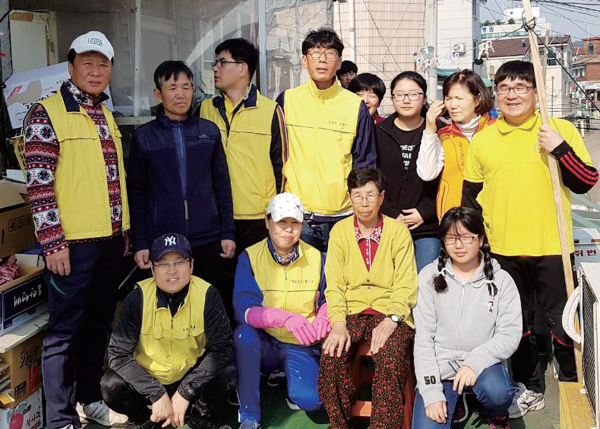 우리다 단원들이 집수리 활동 이후 기념 사진을 촬영하고 있다. 우리다 제공