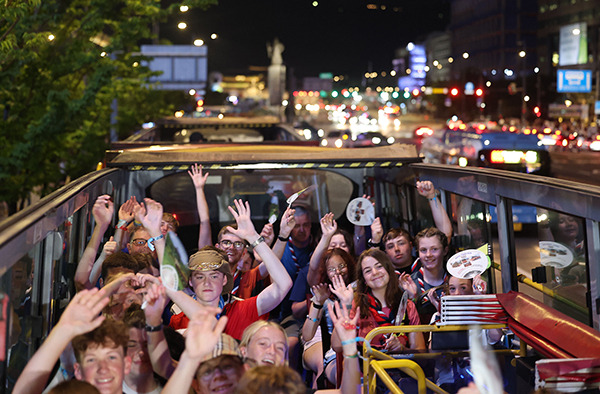 The British Scouts who retired early at SaeManGeum World Scout Jamboree are cheering before departing on the Seoul city tour bus on the night of the 6th. [Photo by Yonhap]