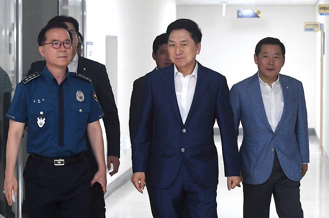 김기현 대표, 강력범죄 대책 현장간담회
    (서울=연합뉴스) 국민의힘 김기현 대표가 7일 마포구 서울경찰청 강력범죄수사대에서 열린 강력범죄 대책 간담회에 참석하고 있다. 2023.8.7 [국회사진기자단]
    xyz@yna.co.kr
(끝)


<저작권자(c) 연합뉴스, 무단 전재-재배포 금지>