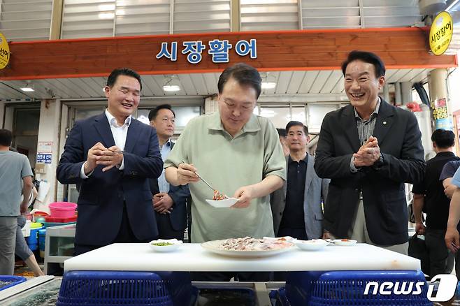 (서울=뉴스1) 오대일 기자 = 윤석열 대통령이 4일 경남 거제 고현종합시장을 방문해 전어를 시식하고 있다. (대통령실 제공) 2023.8.4/뉴스1  Copyright (C) 뉴스1. All rights reserved. 무단 전재 및 재배포 금지.