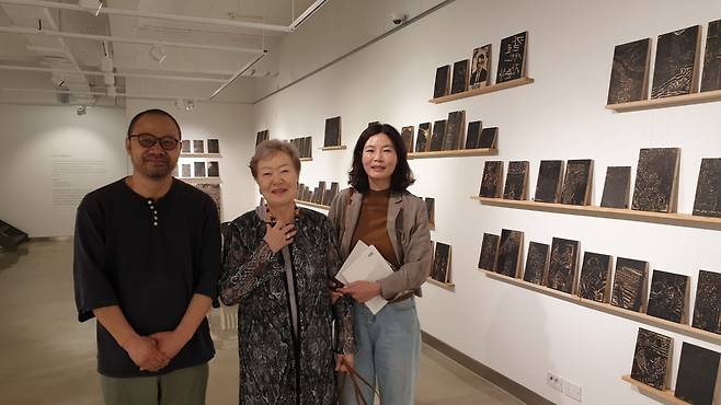 고 양계남 교수(가운데)의 제자사랑은 유명하다. 사비를 털어 장학금을 만들었고 후배들의 미래를 위해 진심을 다한 선생으로 기억되고 있다. 사진은 제자들의 작품전시회장을 찾은 모습.