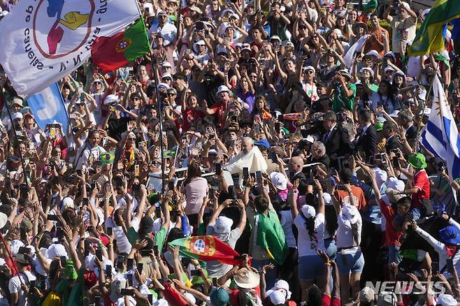 [리스본=AP/뉴시스] 프란치스코 교황이 3일(현지시각) 포르투갈 리스본의 에두아르두 7세 공원에서 각국 청년들의 환영을 받으며 제37회 세계청년대회(WYD) 모임에 참석하고 있다. 2023.08.04.