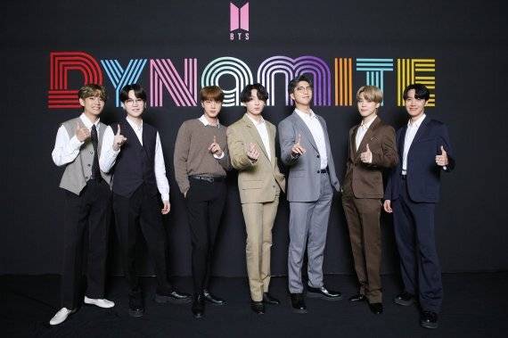 BTS(방탄소년단) 멤버들이 손가락을 들고 여러 자세를 취하며 웃고 있다. 세계일보 자료사진
