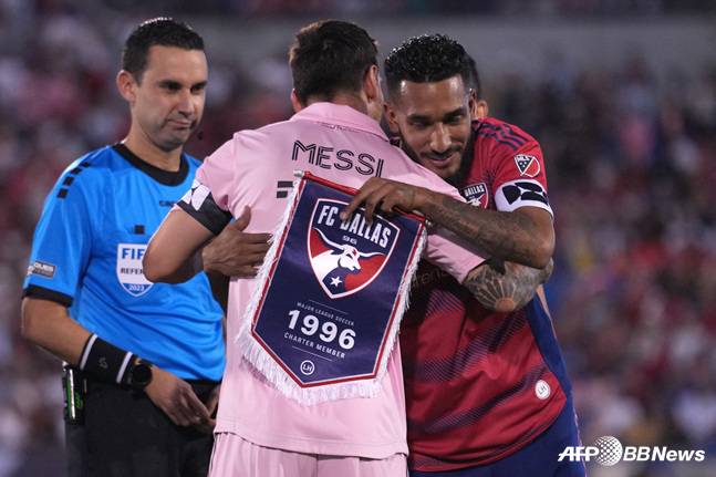 7일 열린 인터 마이애미와 FC댈러스의 경기. 리오넬 메시가 상대 선수와 인사를 나누고 있다. /AFPBBNews=뉴스1