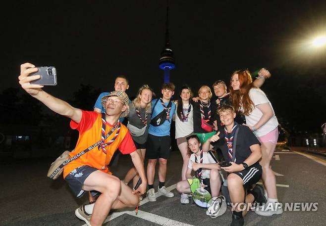 남산 찾은 영국 스카우트 대표단 (서울=연합뉴스) 류영석 기자 = 2023 새만금 세계스카우트잼버리에서 조기퇴영한 영국 스카우트 대표단이 6일 오후 서울 용산구 남산을 찾아 기념촬영을 하고 있다. 2023.8.6 [공동취재] ondol@yna.co.kr