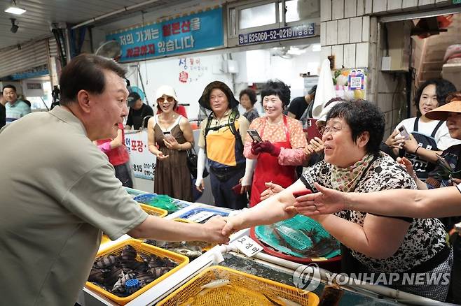 거제 고현시장 방문한 윤석열 대통령 (거제=연합뉴스) 임헌정 기자 = 윤석열 대통령이 4일 경남 거제의 전통시장인 고현종합시장을 방문, 상인들과 인사를 나누고 있다. 2023.8.4 [대통령실 제공. 재판매 및 DB 금지] kane@yna.co.kr