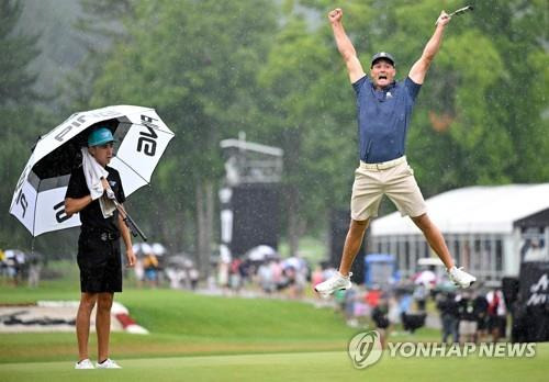 18번 홀 버디로 58타를 완성하고 펄쩍 뛰며 기뻐하는 브라이슨 디섐보. [AFP/게티이미지=연합뉴스]