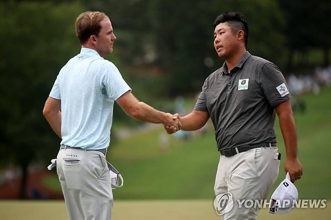 헨리와 악수하는 안병훈(오른쪽) [AFP=연합뉴스]