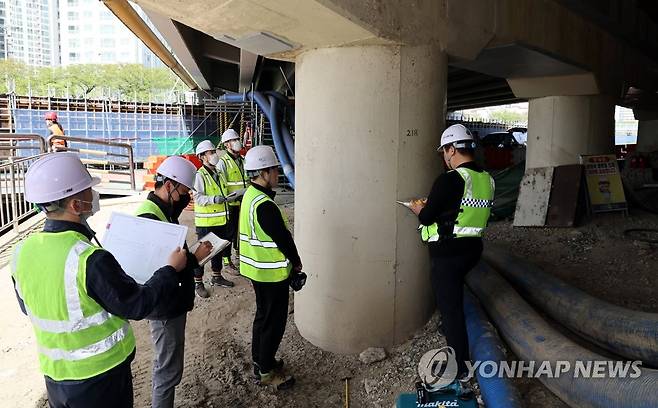 분당 정자교 보행로 붕괴 사고로 부산시 교량 긴급점검 시행 [연합뉴스 자료사진]