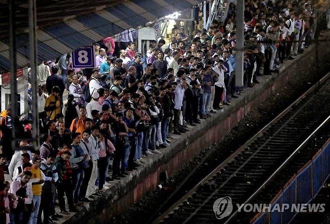 인도 서부 뭄바이 철도역 [로이터 연합뉴스 자료사진. 재판매 및 DB 금지]