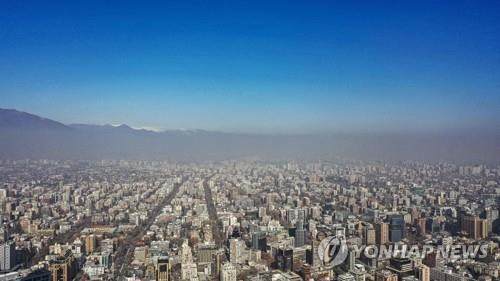 한겨울 고온현상으로 스모그 뒤덮인 칠레 산티아고(2023.8.3) [AFP 연합뉴스 자료사진. DB 및 재판매 금지]