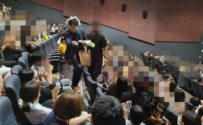 머리띠 착용한 정우성./사진=정우성 SNS