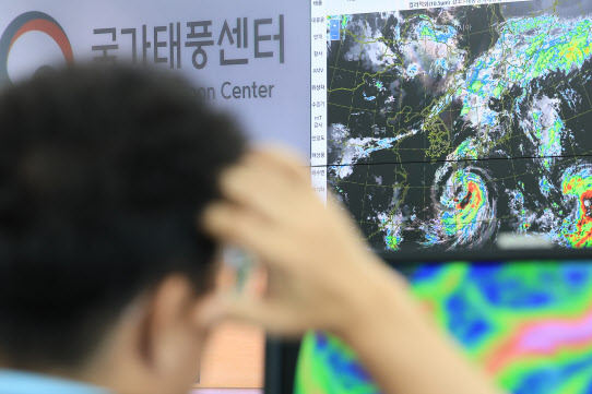 8일 제주 서귀포시 남원읍 한남리 국가태풍센터에서 센터 관계자들이 한반도를 향해 북상 중인 제6호 태풍 카눈의 경로 등을 감시·분석하고 있다. (사진=연합뉴스)