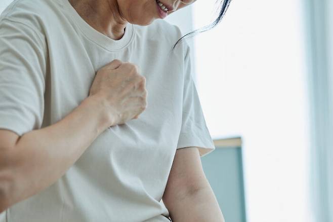 하부식도괄약근의 수축력이 약해지거나 위, 십이지장, 복강 내 압력이 높아지면 음식물이나 위산이 역류할 수 있다. [사진=게티이미지뱅크]