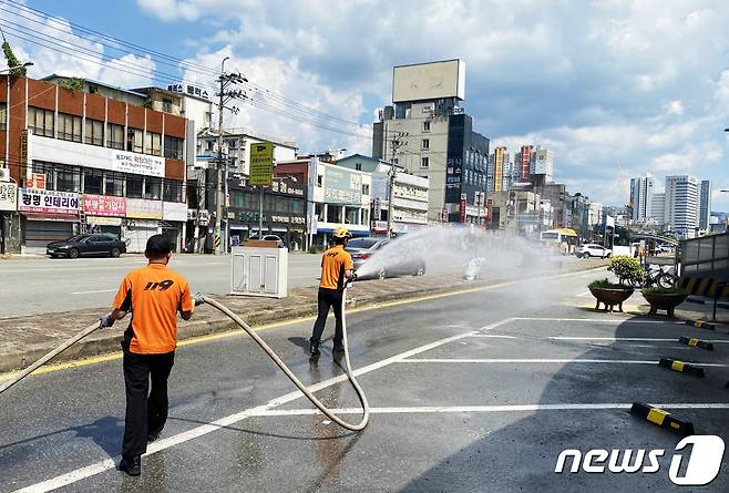 장마가 끝난 후 폭염이 연일 지속되고 있는 가운데 광주시 소방안전본부가 7일 도심 열섬현상 완화를 위해 소방차를 이용, 도로 살수활동을 벌이고 있다.(광주시 제공)2023.8.7/뉴스1