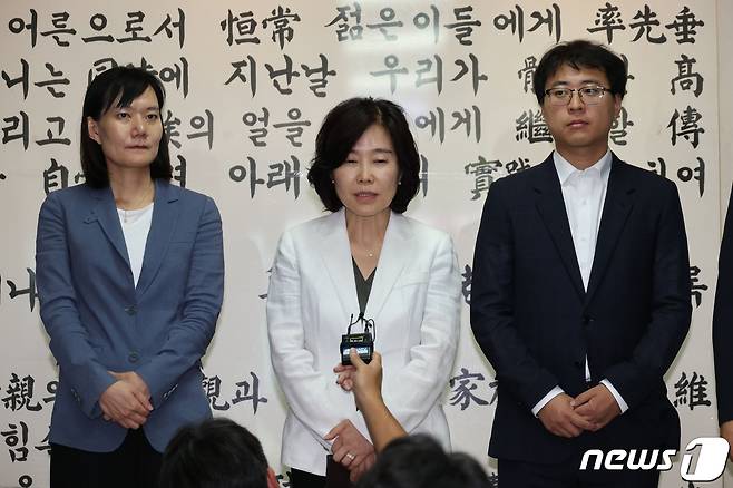 김은경 더불어민주당 혁신위원장이 3일 서울 용산구 대한노인회 중앙회에서 김호일 대한노인회장과 면담을 마친 뒤 취재진 앞에서 발언을 하고 있다. 2023.8.3/뉴스1 ⓒ News1 국회사진취재단