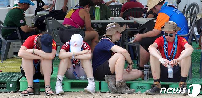 4일 전북 부안군 세계스카우트잼버리 델타구역에서 스카우트 대원들이 천막 아래에서 더위를 피하고 있다. ⓒ News1 유경석 기자