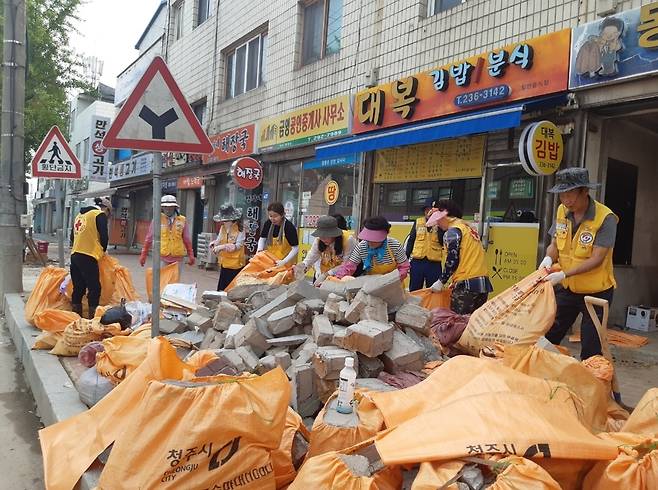 대한적십자사 서원지구협의회 강내면 상가 복구지원.(청주시제공)