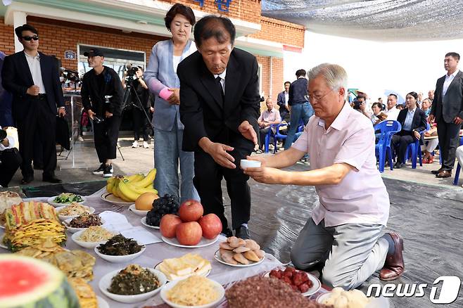 문재인 전 대통령과 부인 김정숙 여사가 8일 오전 전남 구례군 구례읍 양정마을에서 열린 '섬진강 수해 극복 3주년 생명 위령제'에 참석해 수해에 희생된 생명을 기리고 있다. (공동사진취재단) 2023.8.8/뉴스1