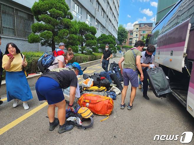 서울 서대문구 명지대학교 기숙사에 도착한 스위스팀 대원들 모습.