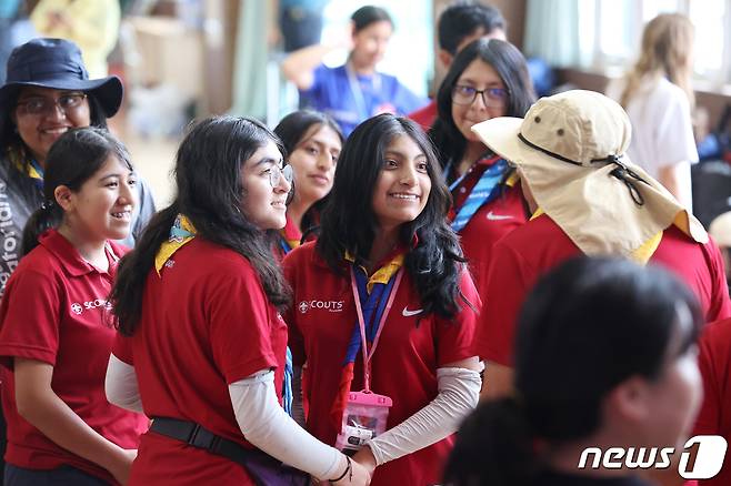 8일 오후 전라북도 임실군 관촌면 임실청소년수련원에 도착한 세계스카우트 잼버리 에콰도르 대원 120여명이 숙소배정에 앞서 강당에서 즐거운 시간을 보내고 있다. (임실군청 제공) 2023.8.8/뉴스1