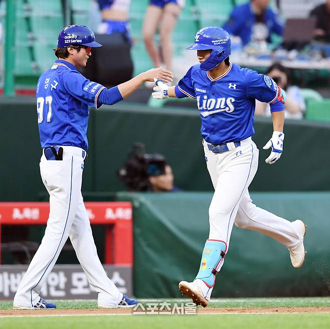 삼성 이재현이 5월31일 인천SSG랜더스필드에서 열린 2023 KBO리그 SSG전에서 4회초 솔로 홈런을 때린 후 강명구 코치와 하이파이브를 하고 있다. 문학 | 박진업기자 upandup@sportsseoul.com