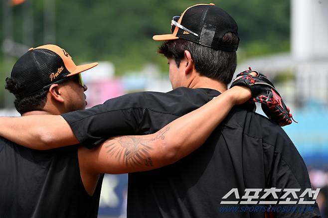 외국인 투수 산체스와 어깨동무를 하고 그라운드에 나서고 있는 이태양. 대구=허상욱 기자 wook@sportschosun.com