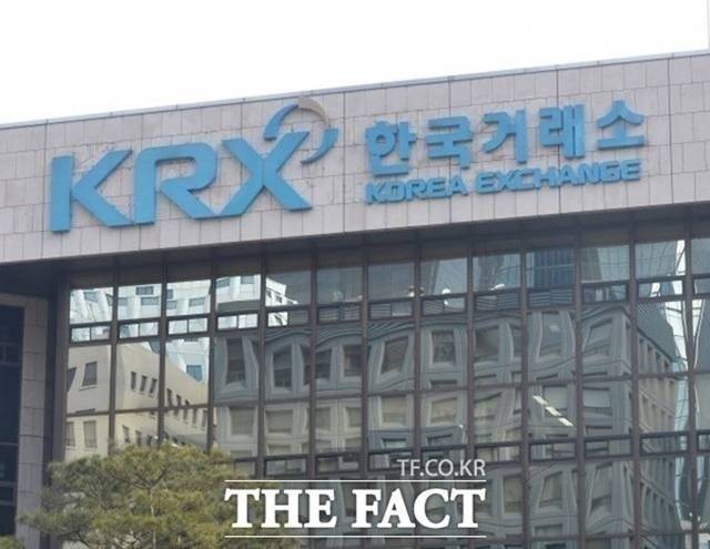 한국거래소는 시장의 'ETF 베끼기' 지적에 따라 우선적 사용권 제도 개선을 검토하고 있다. /더팩트 DB