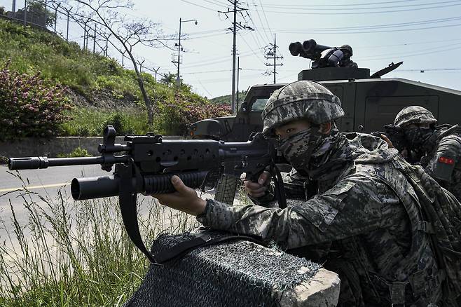 서북도서 일대에서 '결전태세 확립' 추진 일환으로 합동 도서방어종합훈련을 하는 가운데 해병대 장병들이 진지를 점령하고 즉각 사격 태세를 취하고 있다./해병대사령부