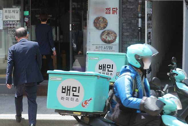 서울의 한 대학가에 배달의민족 라이더들이 이동하고 있다./뉴스1