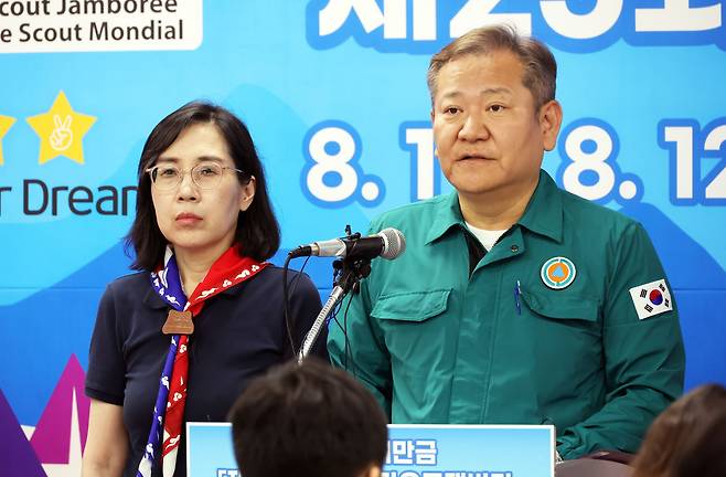 김현숙 여성가족부 장관, 이상민 행정안전부 장관(왼쪽부터)이 8일 전북 부안군 2023 새만금 잼버리 프레스센터에서 브리핑을 하고 있다. /연합뉴스