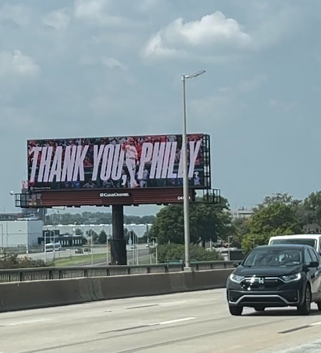 트레이 터너는 캔자스시티와 맞붙은 안방 3연전 내내 자신에게 기립박수 응원을 보내준 팬들에게 고마움을 전하고자 시내 대형 전광판 12곳을 빌려 “고마워요, 필리”라는 메시지를 전했다. 트위터 캡처