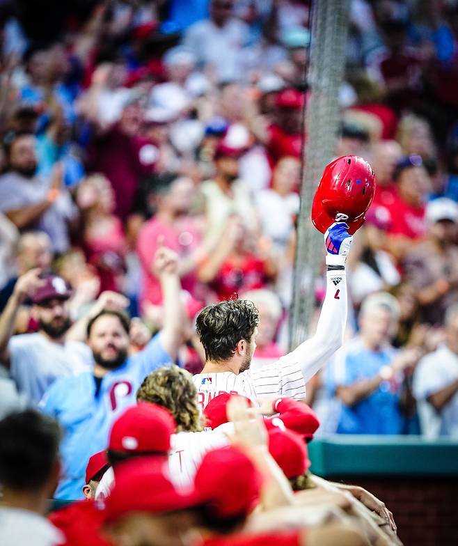 홈런 후 더그아웃에 돌아온 뒤에도 계속된 홈 팬들의 ‘커튼콜’ 환호에 다시 밖으로 나가 팬들에게 인사하는 터너. 필라델피아 트위터