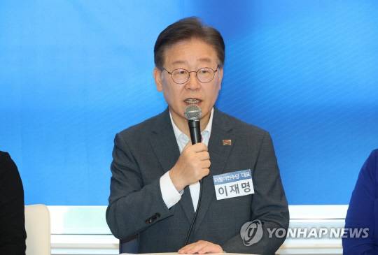 이재명 더불어민주당 대표가 8일 오후 경기 광명시자영업지원센터에서 열린 취약차주 소상공인·자영업자 보호를 위한 현장간담회에서 인사말을 하고 있다.<연합뉴스>