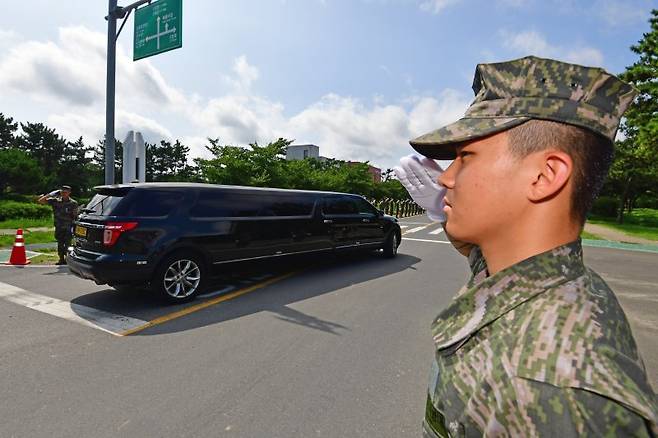 지난달 22일 오전 경북 포항시 남구 해병대 1사단 내 김대식 관에서 엄수된 고 채수근 상병 영결식에서 해병대원들이 채 상병의 마지막 길을 배웅하고 있다. 채 상병은 집중호우 피해지역인 경북 예천군에서 실종자 수색 도중 급류에 휩쓸려 순직했다. 사진=뉴시스